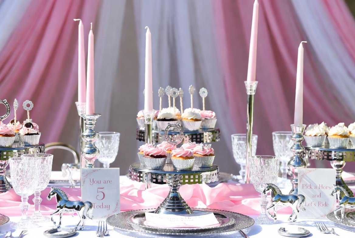 Elegant setting three-quarter angle